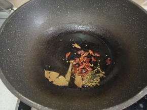 加入花椒 麻椒干辣椒大料桂皮香味炒香