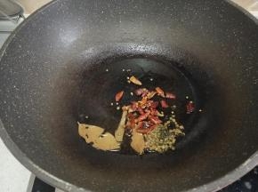 加入花椒 麻椒干辣椒大料桂皮香味炒香