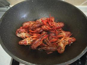 倒入洗好的小龙虾翻炒均匀