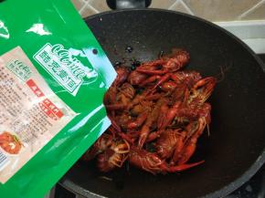 加入酷克壹佰小龙虾麻辣料翻炒均匀