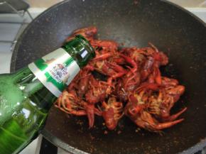 倒入一瓶啤酒没过小龙虾