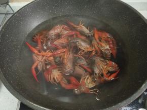 放入小龙虾煮至小龙虾变成红色