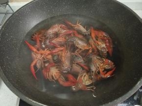 放入小龙虾煮至小龙虾变成红色