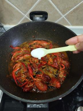 加入盐，小龙虾炖15-20分钟左右