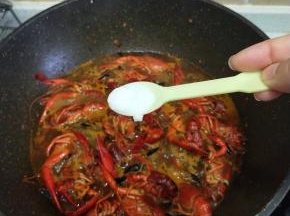加入盐，小龙虾炖15-20分钟左右