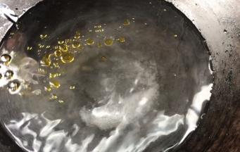 热锅倒入适量清水，加盐和几滴油