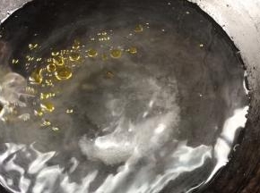 热锅倒入适量清水，加盐和几滴油