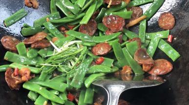 加入葱段和味精，炒匀即可