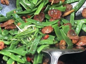 加入葱段和味精，炒匀即可