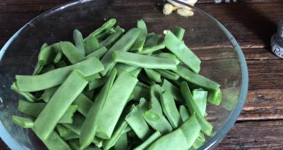 四季豆摘洗干净，沥水备用