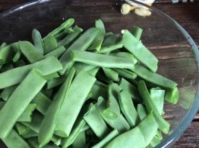 四季豆摘洗干净，沥水备用