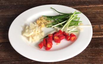 备好蒜末、姜末、小米辣和葱段