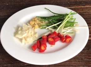 备好蒜末、姜末、小米辣和葱段