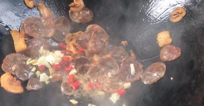 加入蒜末、姜末、小米辣爆香