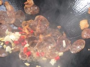 加入蒜末、姜末、小米辣爆香