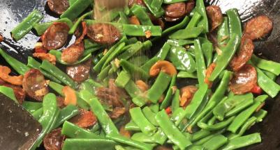 调入黑胡椒粉，炒匀