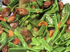 调入黑胡椒粉，炒匀