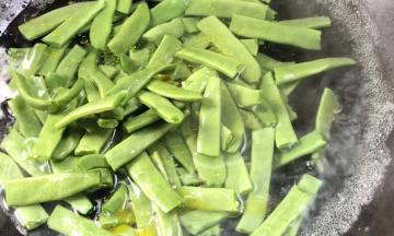 烧开后倒入四季豆，煮至熟透
