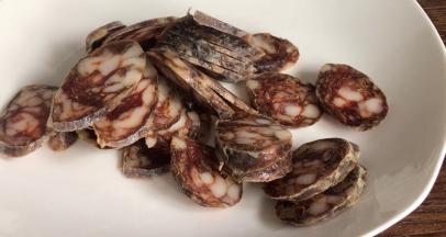 腊肠炒净，切薄片