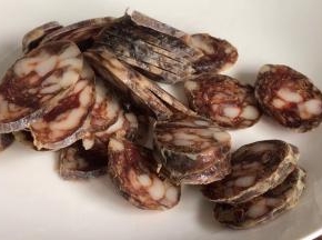 腊肠炒净，切薄片