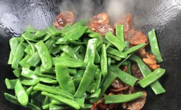 加入四季豆，翻炒均匀至入味