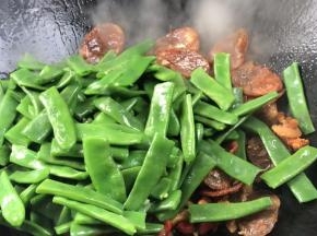 加入四季豆，翻炒均匀至入味