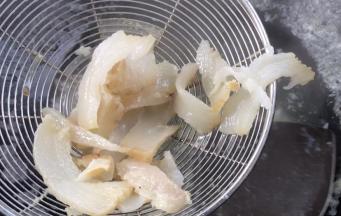 就着开水放入腊肉，汆烫一下捞出沥干水分