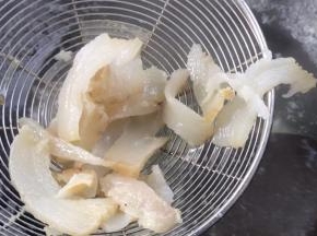 就着开水放入腊肉，汆烫一下捞出沥干水分