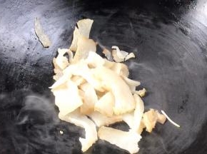 热锅无水无油，放入腊肉，煎炒至金黄色