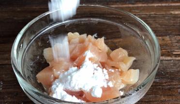 加入少许盐、料酒和淀粉拌匀腌制一会