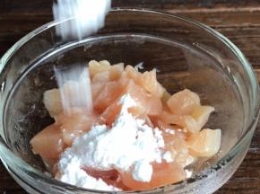 加入少许盐、料酒和淀粉拌匀腌制一会