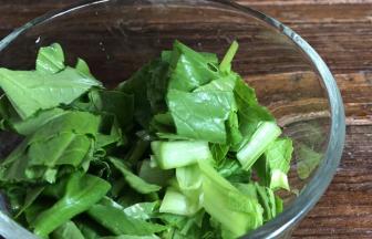 青菜摘洗干净，切碎备用