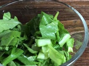 青菜摘洗干净，切碎备用