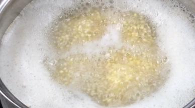 加入适量清水，大火烧开转小火熬煮