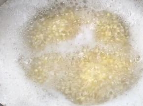 加入适量清水，大火烧开转小火熬煮