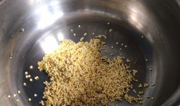 洗净沥水，放入锅中