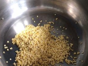 洗净沥水，放入锅中