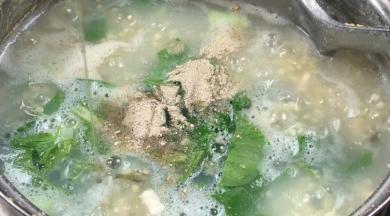 加入青菜、盐、白胡椒粉和香油，拌匀即可