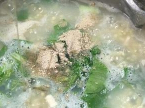 加入青菜、盐、白胡椒粉和香油，拌匀即可