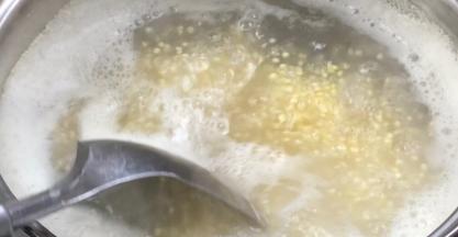 期间经常搅拌，以免粘锅