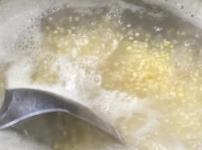 期间经常搅拌，以免粘锅