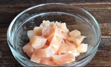 鸡胸肉洗净，切小丁