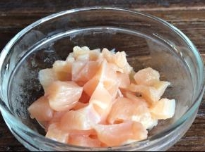 鸡胸肉洗净，切小丁