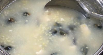 加入皮蛋和鸡肉，继续煮10分钟