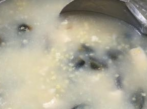 加入皮蛋和鸡肉，继续煮10分钟