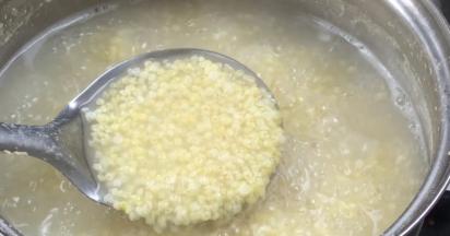 小米熬煮至浓稠粥状时