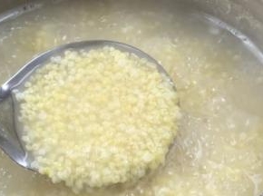 小米熬煮至浓稠粥状时