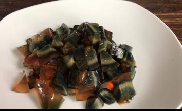 皮蛋剥去外壳，洗净切小丁