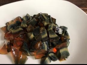 皮蛋剥去外壳，洗净切小丁