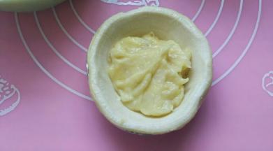 取适量榴莲肉，添充到蛋挞皮中